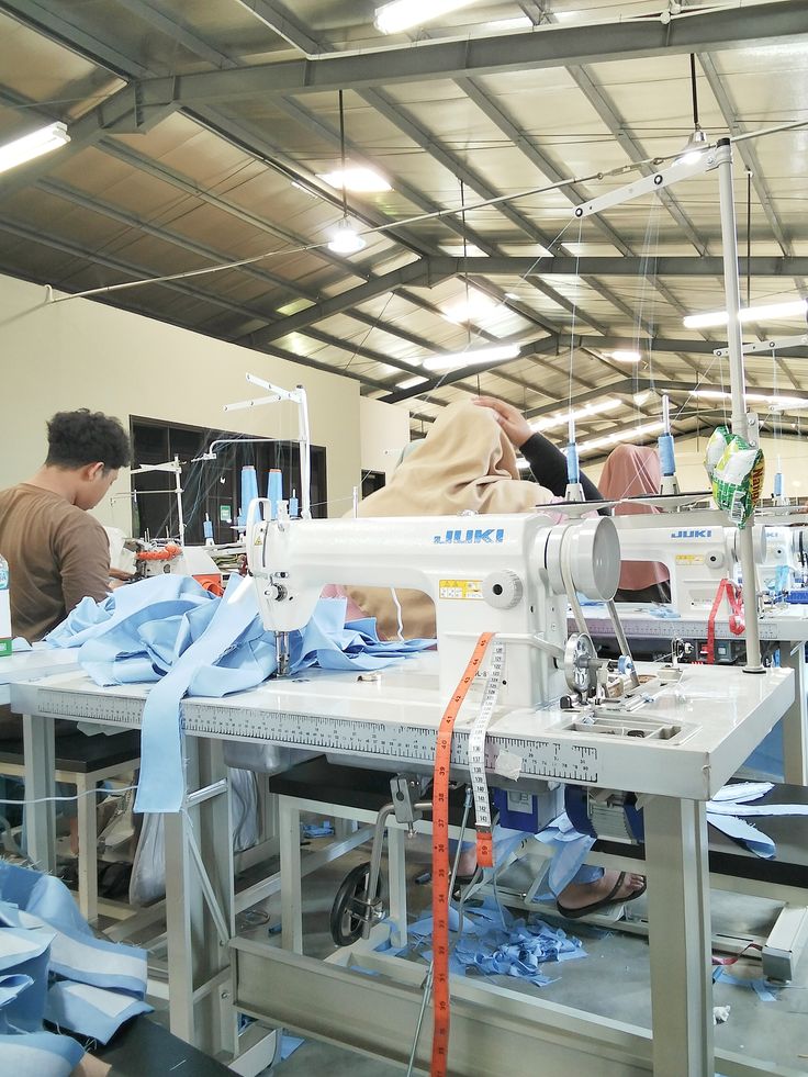Từng chiếc máy may được trang bị cho từng người giúp cho từng người