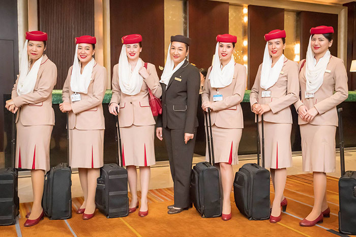 đồng phục tiếp viên hàng không Emirates
