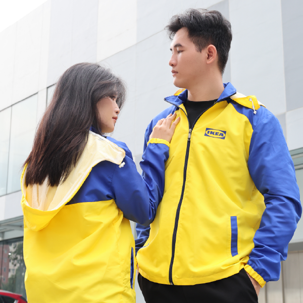 Áo khoác gió màu vàng phối xanh bích